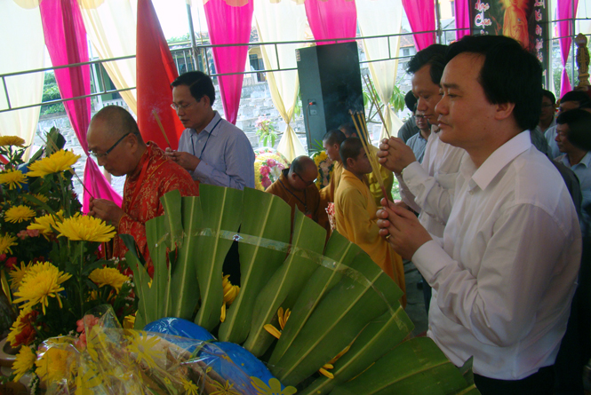 The Executive Board of Quang Binh’s Vietnam Buddhist Sangha holds a requiem ceremony in Nam Gianh Martyrs cemetery